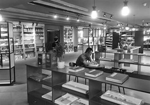 读者正在书店内安静地阅读。河南省新华书店发行集团 供图